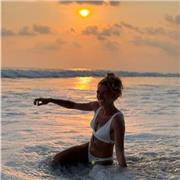 Profesora de yoga y meditación bilingüe, ofrezco un espacio de conexión y goce con el movimiento